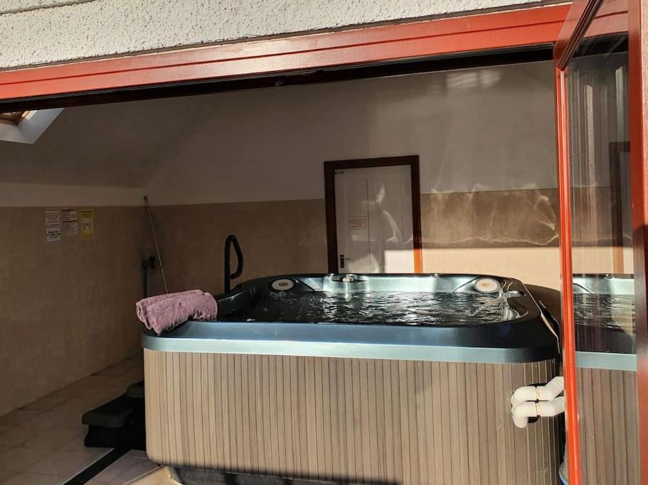 Peregrine Stable Cottage 兰达弗里 外观 照片